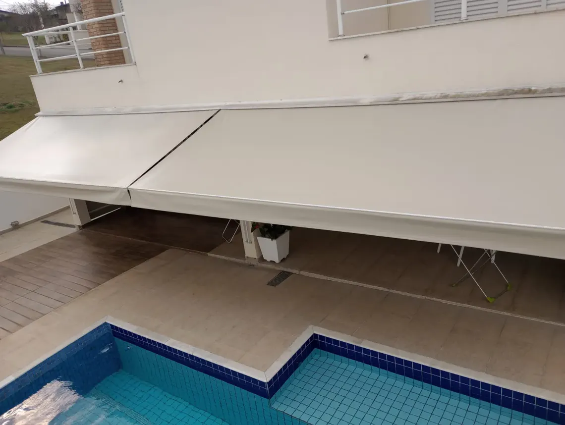 Toldo articulado protegendo área externa em Sorocaba