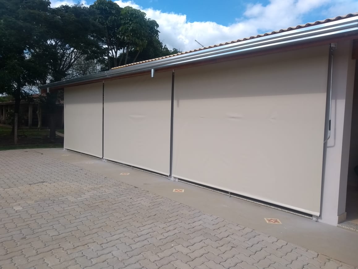 Toldo fixo cobrindo área externa